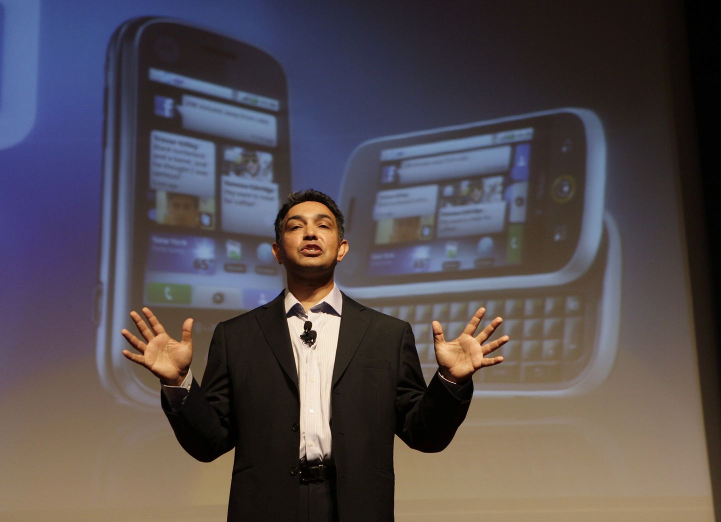 Motorola mobiiliseadmete divisjoni juht Sanjay Jha tutvustab nutitelefoni Cliq.