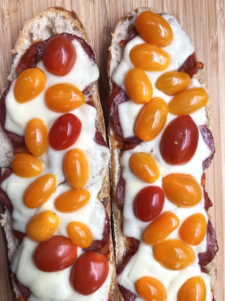 Ahju-ciabatta Vasalli keedusalaamiga.