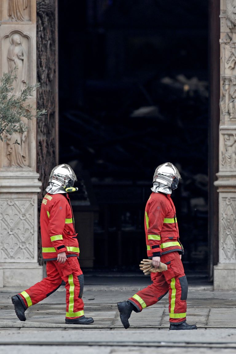 Tuletõrjujad 16. aprillil pärast põlengu kustutamist Notre-Dame'i katedraali juures