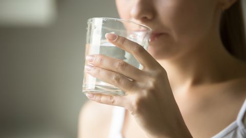 Американские исследователи назвали восемь стаканов воды в день мощным средством против старения