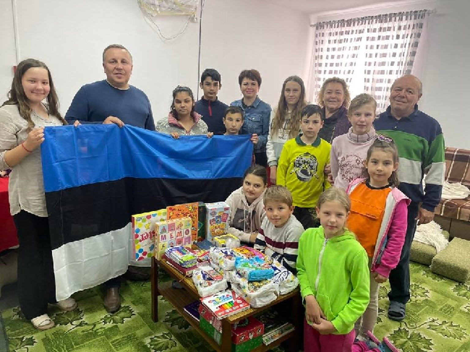 Ukraina lapsed mängude üle rõõmustamas