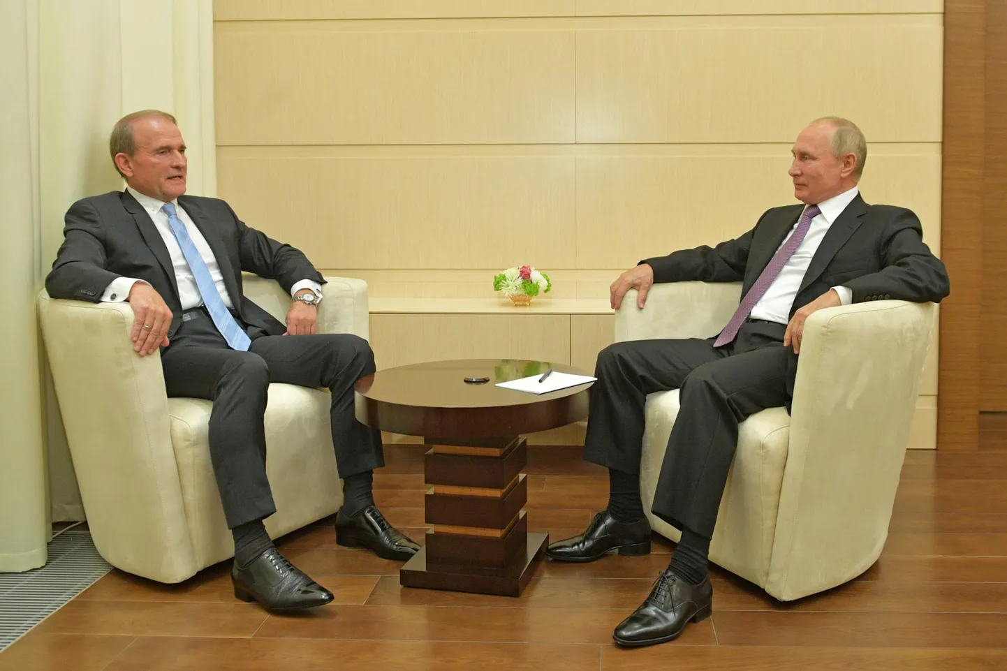 Venemaa president Vladimir Putin (paremal) kohtumas Ukraina oligarhi Viktor Medvedtšukiga möödunud aasta oktoobris.