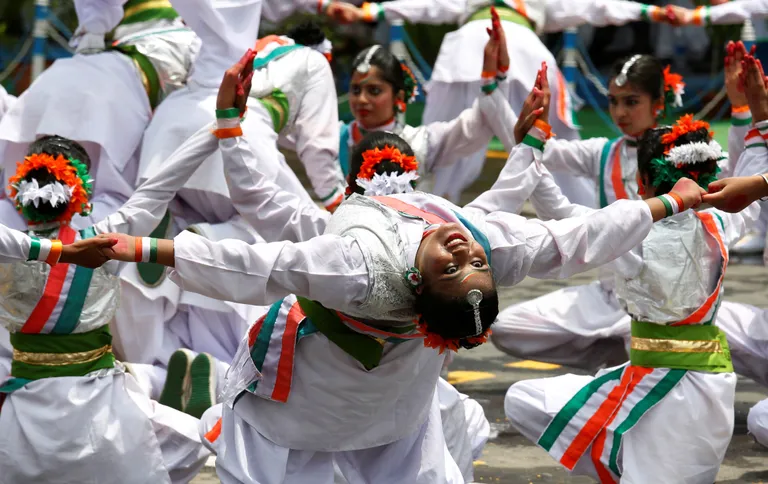 Koolitüdrukud tähistamas Kolkatas India iseseisvuspäeva. / Scanpix