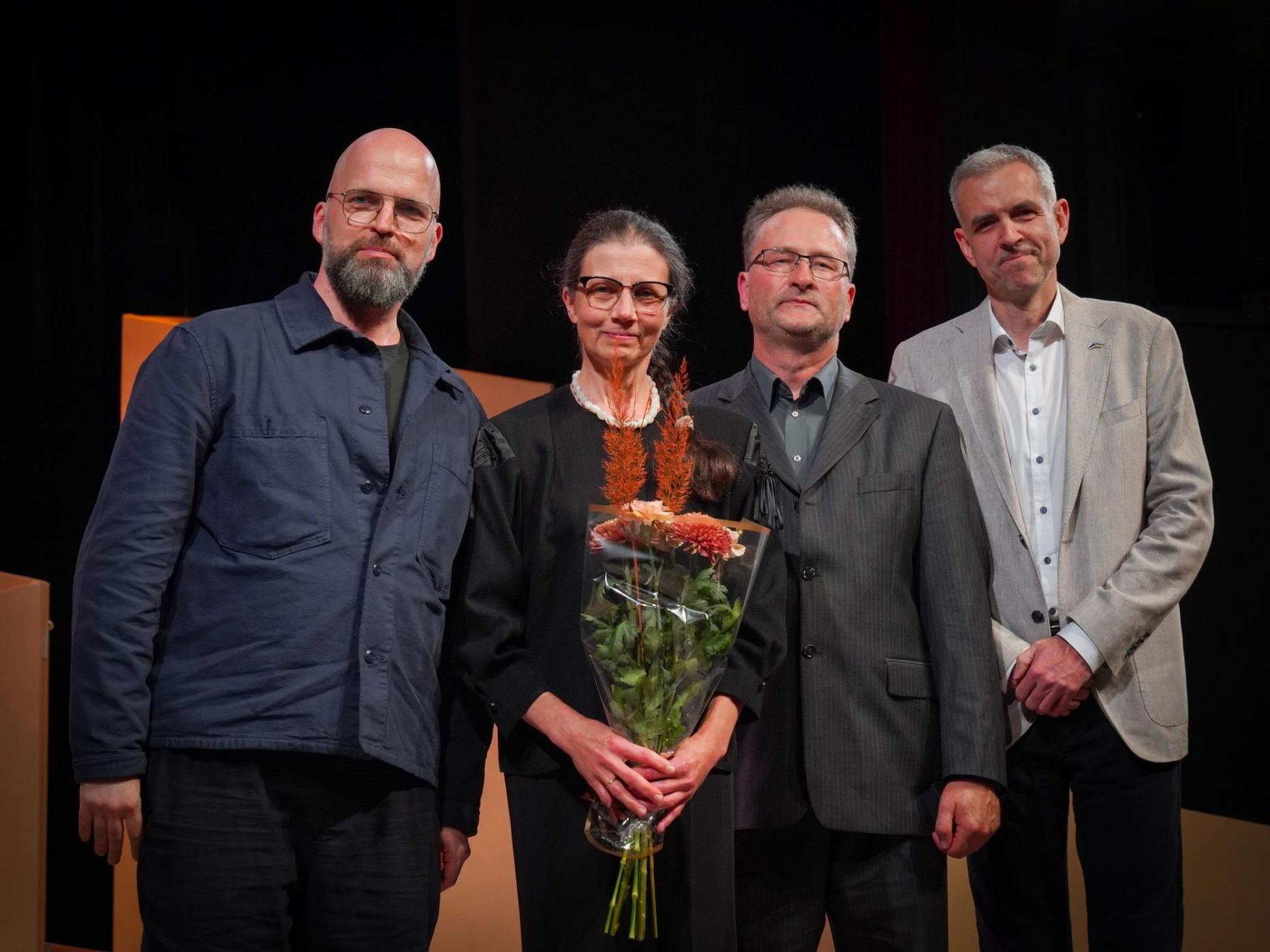 Rakvere teatri koostööpartneri orden kuulub Kauri Kondiitrile. Teatrijuhtidelt Peeter Raudsepalt ja Velvo Välilt võtsid auraha vastu Heli ja Andrus Bendi.