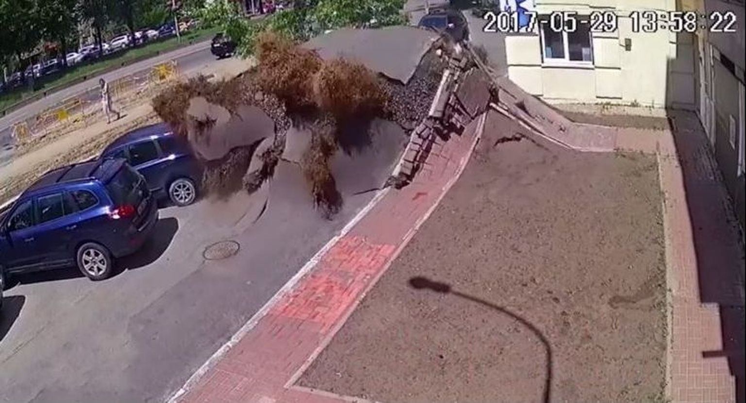 Ukrainas Kiievis lõhkus vesi asfalti