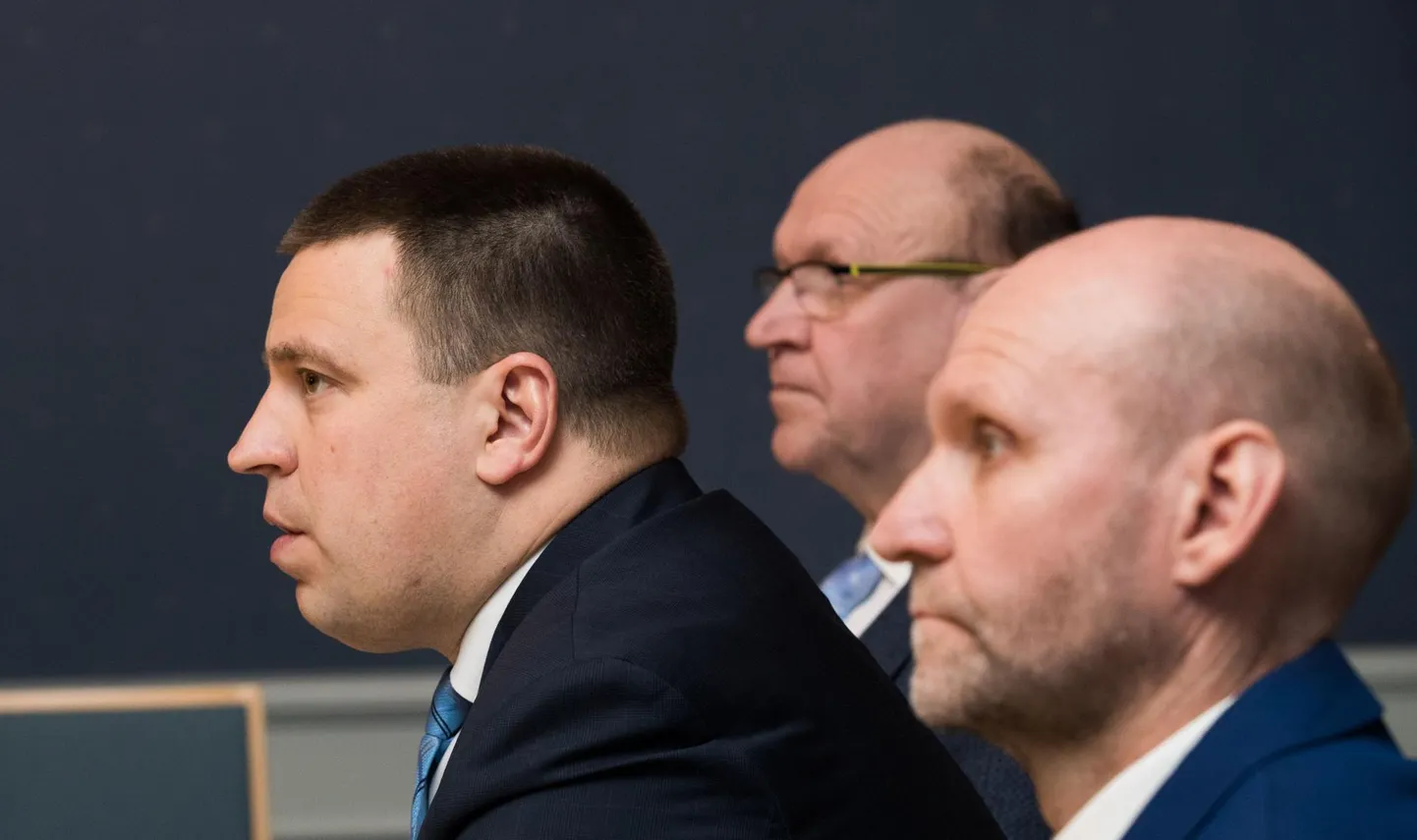 Isamaa ja selle esimees Helir-Valdor Seeder (paremal) püüavad järjekordse skandaali puhkedes jääda küll tagasihoidlikumaks, kuid Jüri Ratase ja Mart Helme otsustele vastu ei astu.