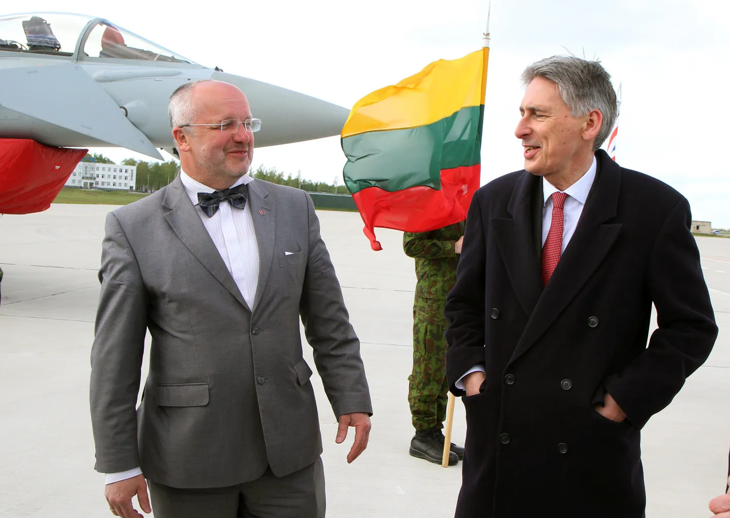 Leedu kaitseminister Juozas Olekas (vasakul) koos Briti kolleegi Philip Hammondiga 2. mail Šiauliais.