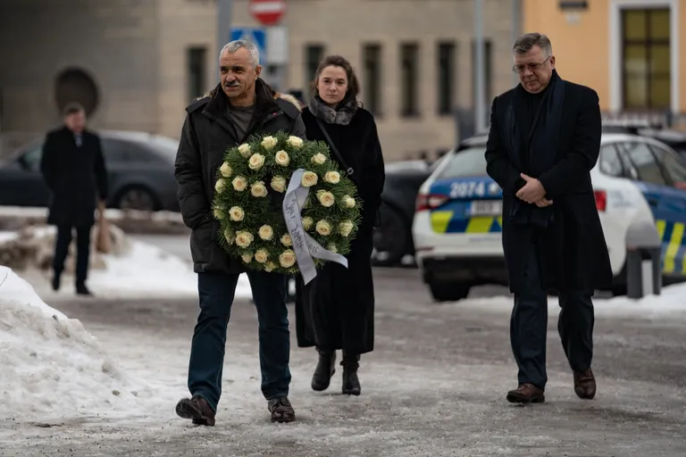Tallinna Äripanga juhatuse liikmed Sergei Elošvili (vasakul) ja Andrei Žukov (paremal) kaitsepolitsei endise peadirektori Jüri Pihli ärasaatmisel.