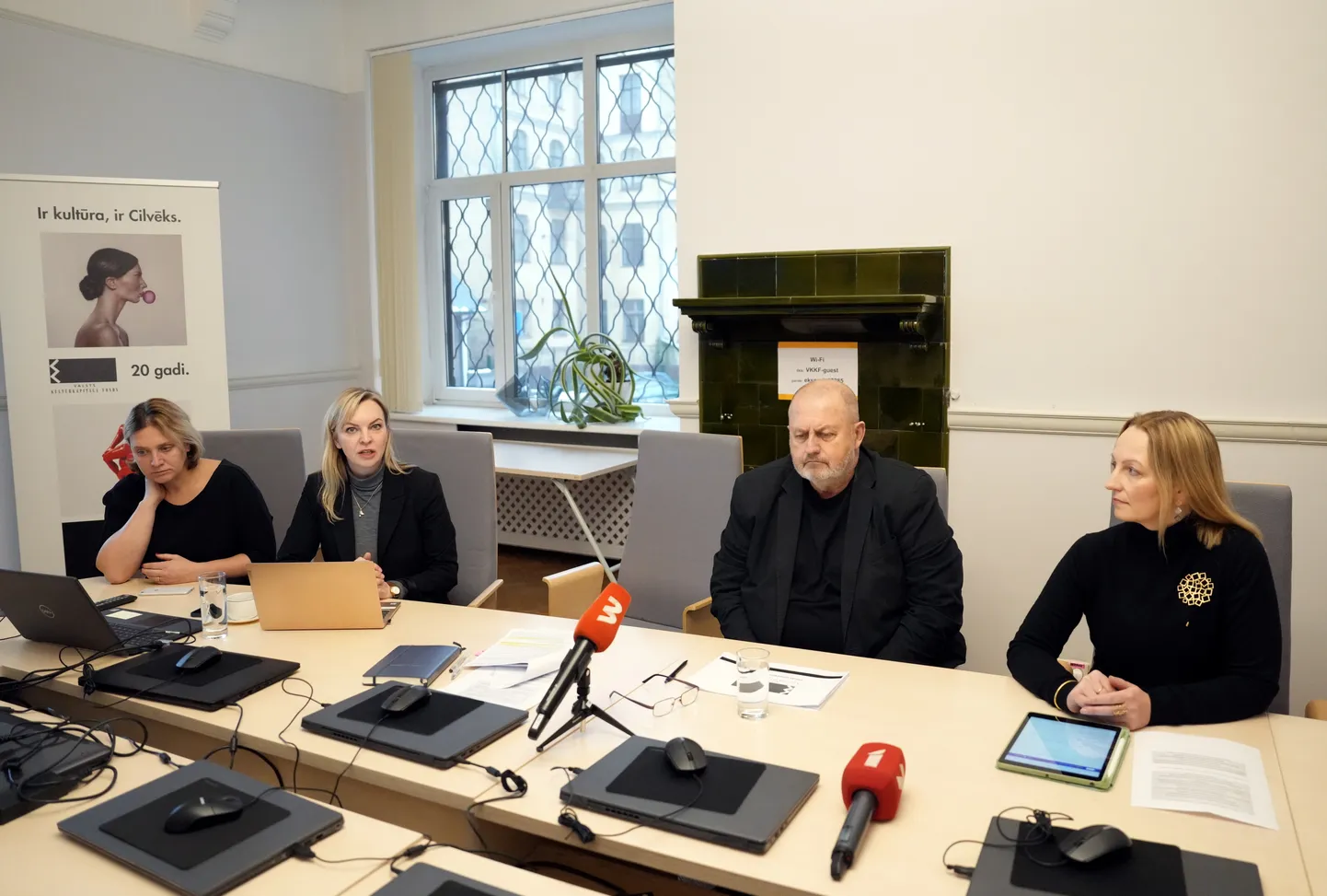 Valsts kultūrkapitāla fonda (VKKF) direktora vietniece Linda Karlina (no kreisās), VKKF sabiedrisko attiecību speciāliste Ilona Skuja, VKKF direktors Edgars Vērpe un VKKF padomes priekšsēdētāja Dace Bluķe piedalās VKKF preses konferencē, kurā informē par par 2023. gada prioritātēm kultūras projektu finansēšanā, aktuālajiem un gaidāmajiem konkursiem.