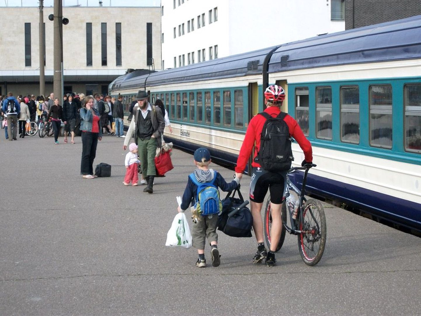 Rongireisijad Tallinnas Balti jaamas.
