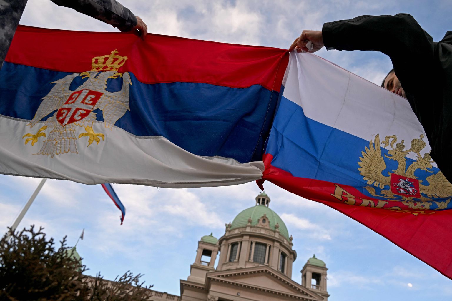 Kokkuseotud Serbia ja Venemaa lipp Belgradis Serbia parlamendi ees protestil.