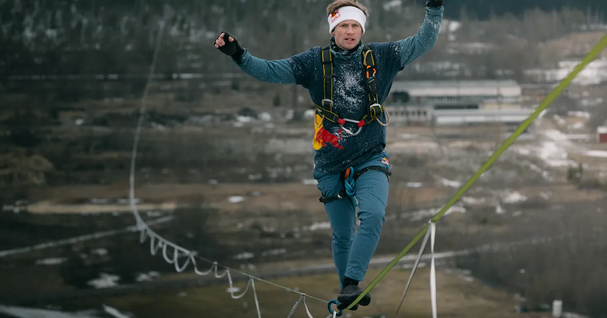 Transmisiune live ⟩ Un eston îndrăzneț încearcă să atingă un record mondial la o altitudine de 230 de metri
