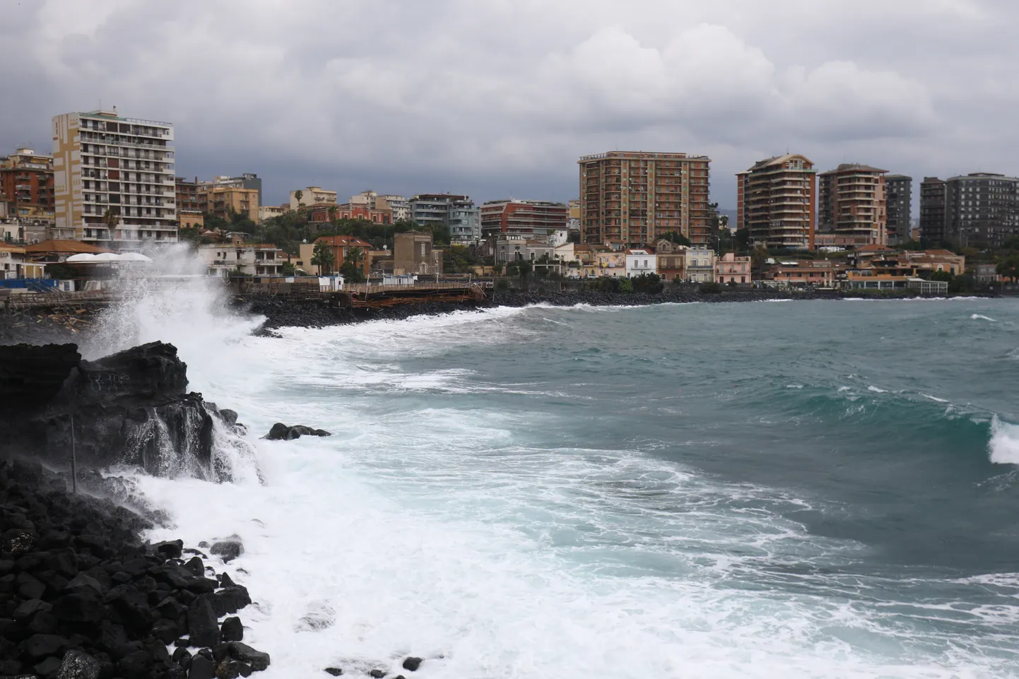 Vahemere lained peksavad täna Sitsiilias Catania linna juures vastu kallast. Öösel peaks maru kasvama troopilist tormi meenutavaks ilmastikunähtuseks.