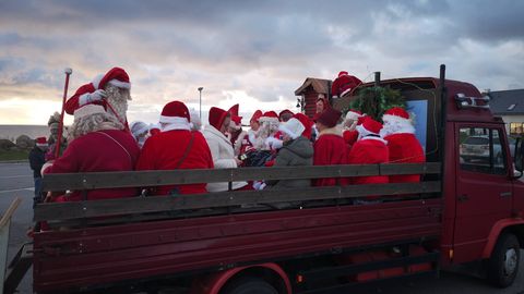 Pildid: jõuluvanad tegid dessandi Kihnu saarele