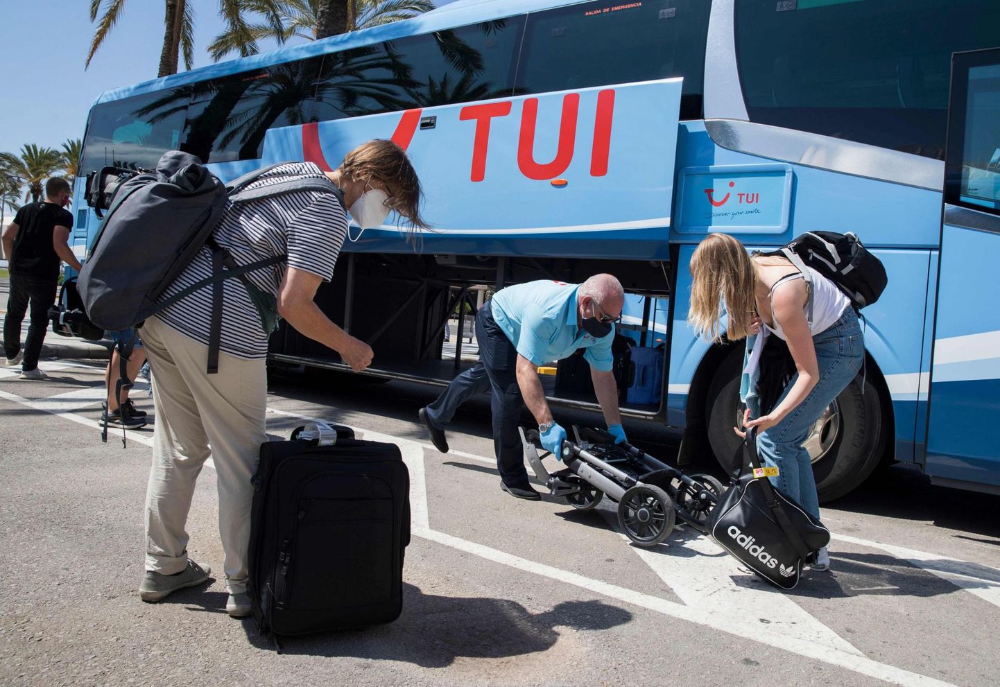Esimesed Saksa turistid eile Palma de Mallorca lennujaamas. Sakslased lubati Baleaaridele enne ametlike piirangute lõppu. 