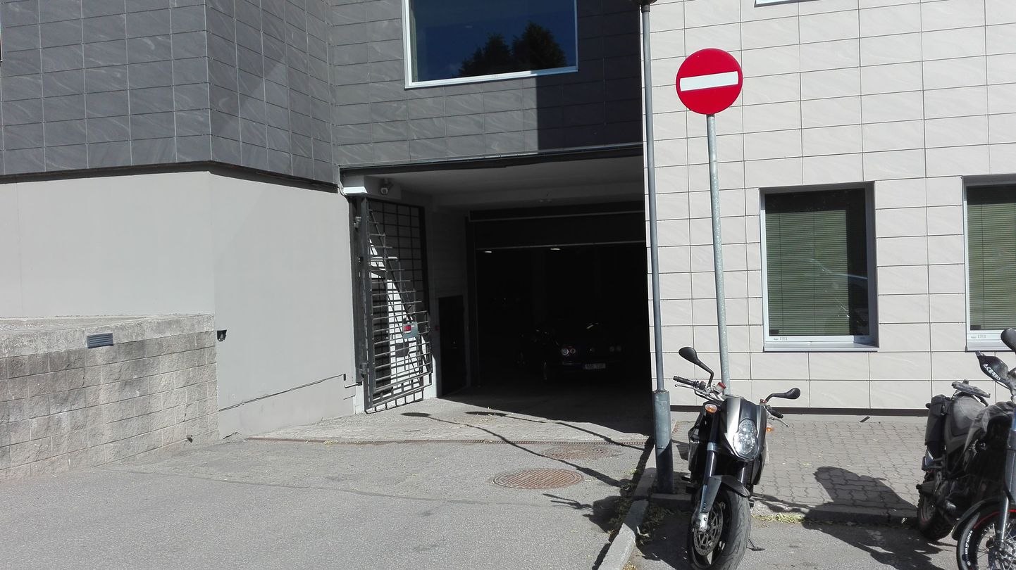 Playtechi Tartu hoone parkla ees olev edasisõitu keelav märk neljapäeval. Reedel sai see täpsustava lisatahvli.