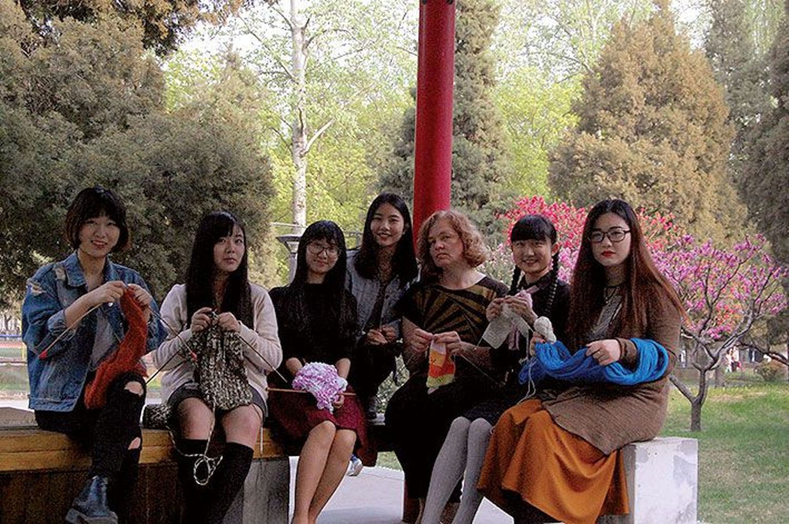 Eesti keelt õppivate tudengite käsitööring Pekingis. Keeleõppe kõrval on sealsete noorte näppude all valminud ka Eesti rahvusvärvides heegelmotiivid.