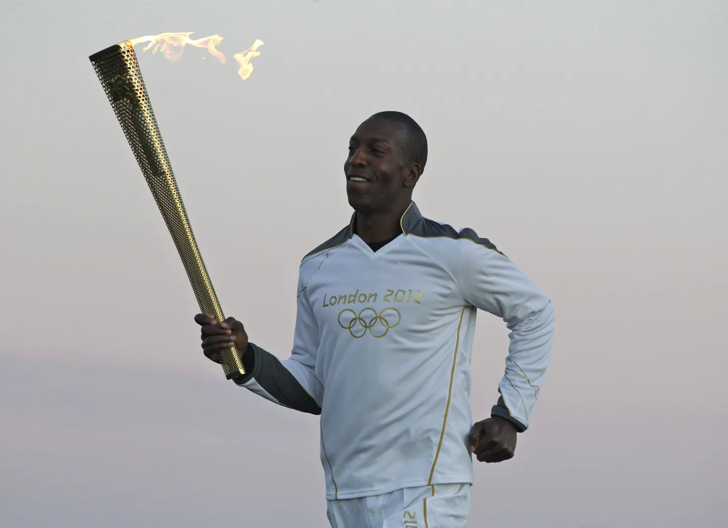Michael Johnson Stonehenge´is olümpiatõrvikuga.