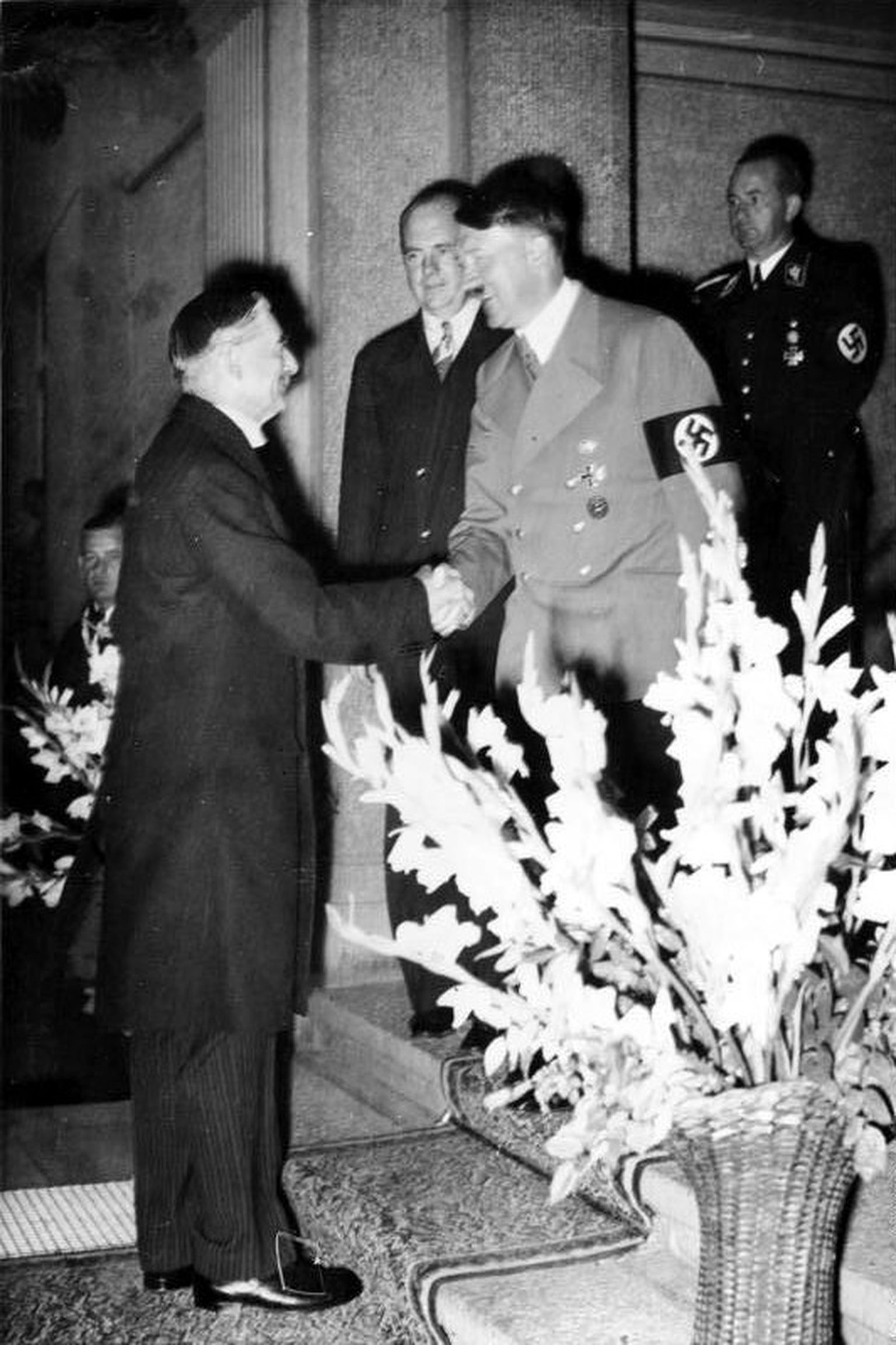 Hitler tervitab Chamberlaini 24. septembril 1938 Bad Godesbergis Müncheni sobinguni viinud nõupidamistel.