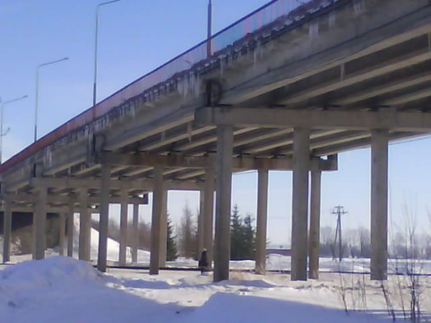 Arvukalt erineva suurusega jääpurikaid ripub Jõgeva raudteeviadukti küljes. Silla alt lähevad läbi nii kõnni-, sõidu- kui raudtee.