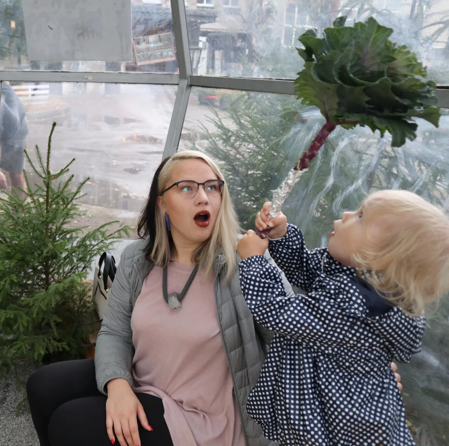 Maali Roomet-Allese loomehoos: koos tütre Pääsu Liiga sünnivad ideed pärgadeks ja lilleseadeteks.