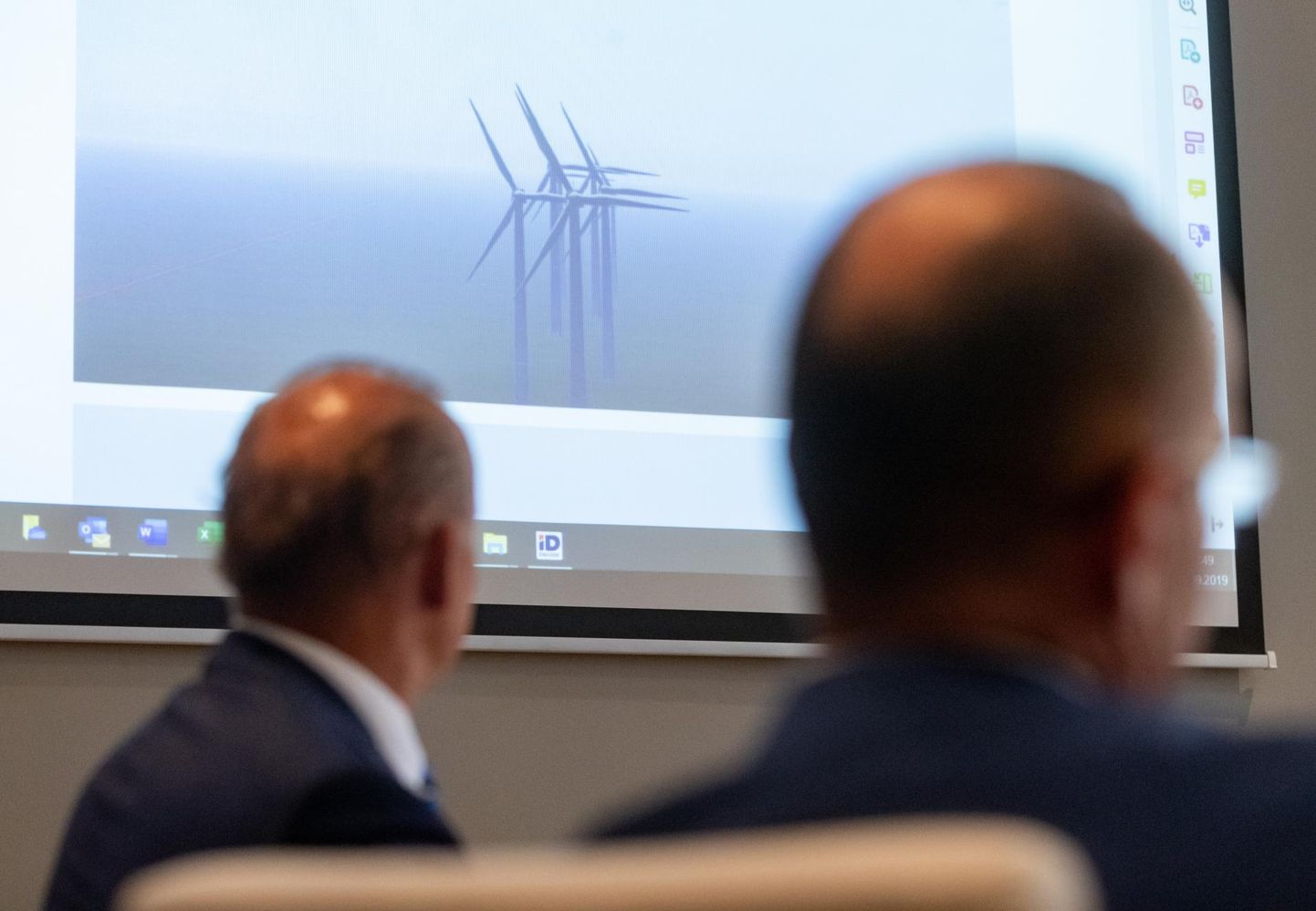 Eleon Green juhatuse liikmed Oleg ja Andres Sõnajalg esitlevad TTJA-le esitatavaid selgitusi Aidu tuulepargi osas.