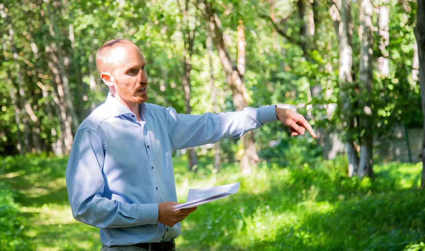Pirita elanik Andres Sang ütles, et ametnikud püüavad jätta muljet, et uus tee kulgeb läbi mingi võsa, tegelikult raiutakse aga teetrass läbi korraliku metsa.