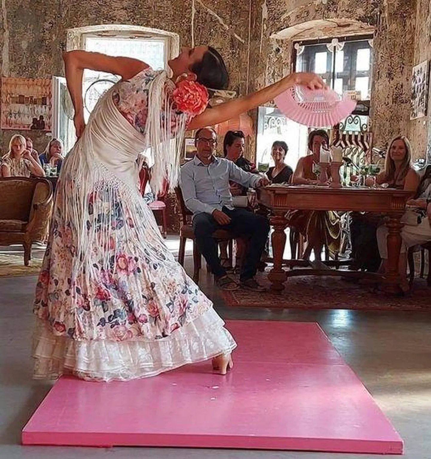 Art Cafe suveaias saab tantsimas näha ka Kalli Pikast