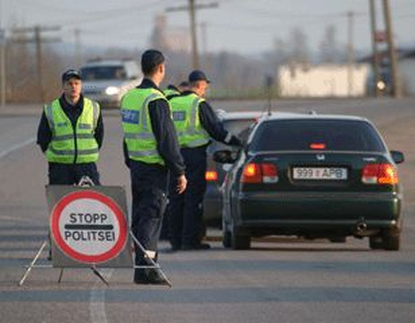 Kokku 13 000 autojuhi kainust kontrollis politsei märtsis Lõuna-Eesti kuue maakonna teedel. Pildil operatsioonil «Kõik puhuvad».