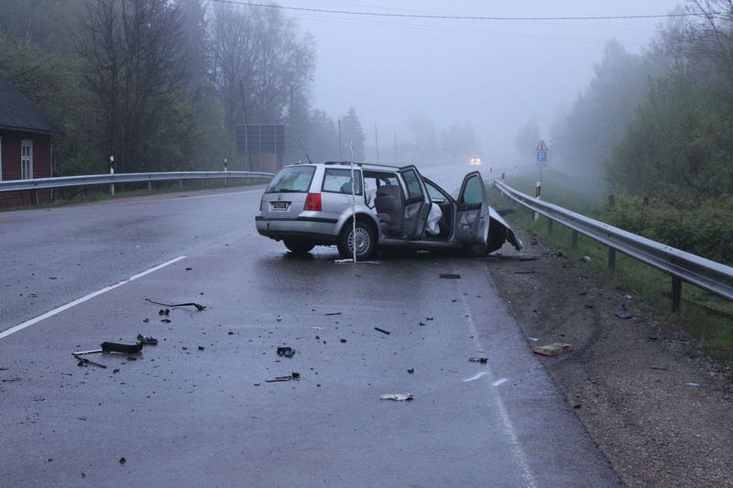 Libatses toimunud liiklusõnnetuses hukkus sõiduautot juhtinud 43aastane naine.