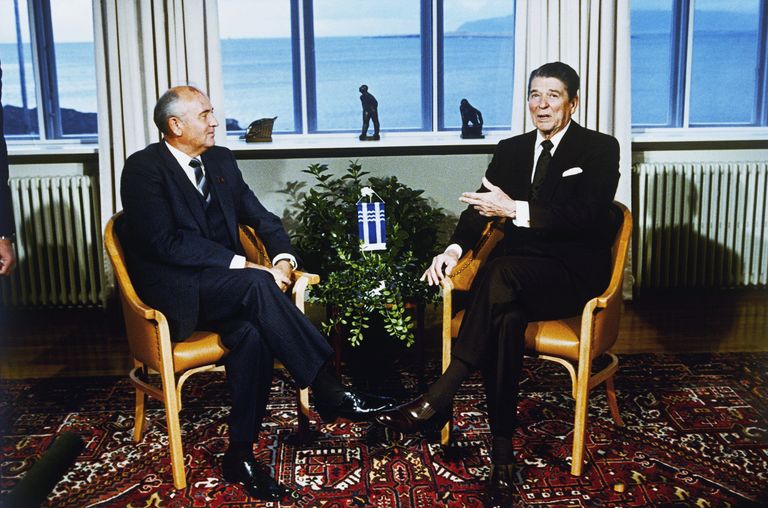 Генеральный секретарь ЦК КПСС Михаил Горбачев и президент США Рональд Рейган на саммите в Рейкьявике, где были достигнуты договоренности по ограничению стратегических наступательных вооружений. Октябрь 1986.