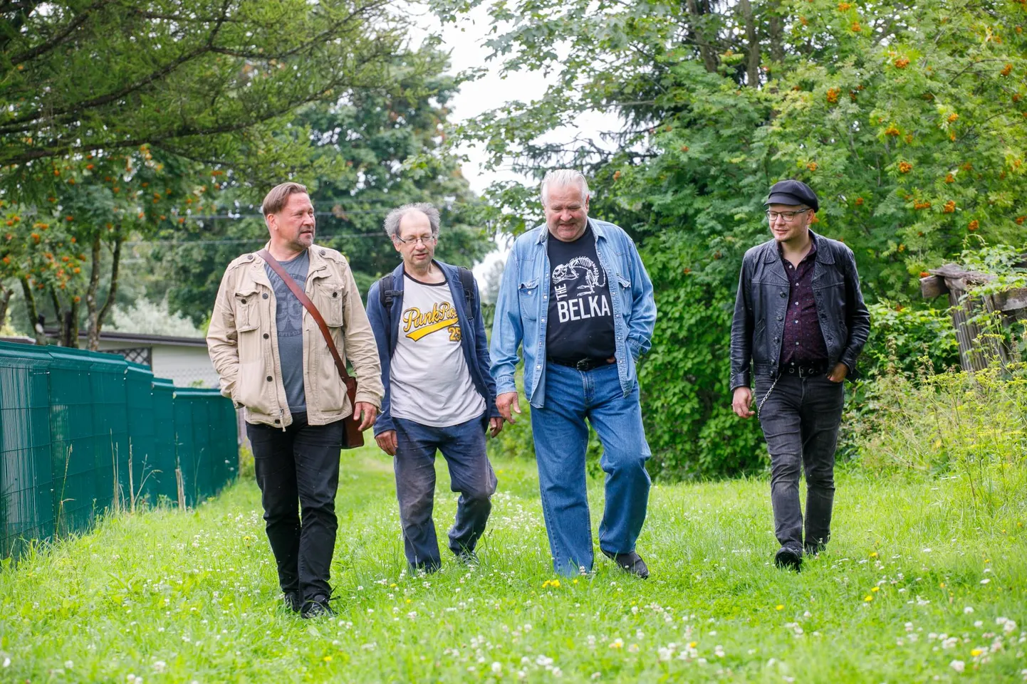 Justkui nelja musketäri filmist välja astunud neli punkarit: Üllar Saaremäe (vasakult) koos kamraadide Pungi-Uno (Uno Laur), suure Uno (Uno Toimla) ja Mart Niinestega. Naljaviluks lõid mehed isegi musketäride laulu lahti.