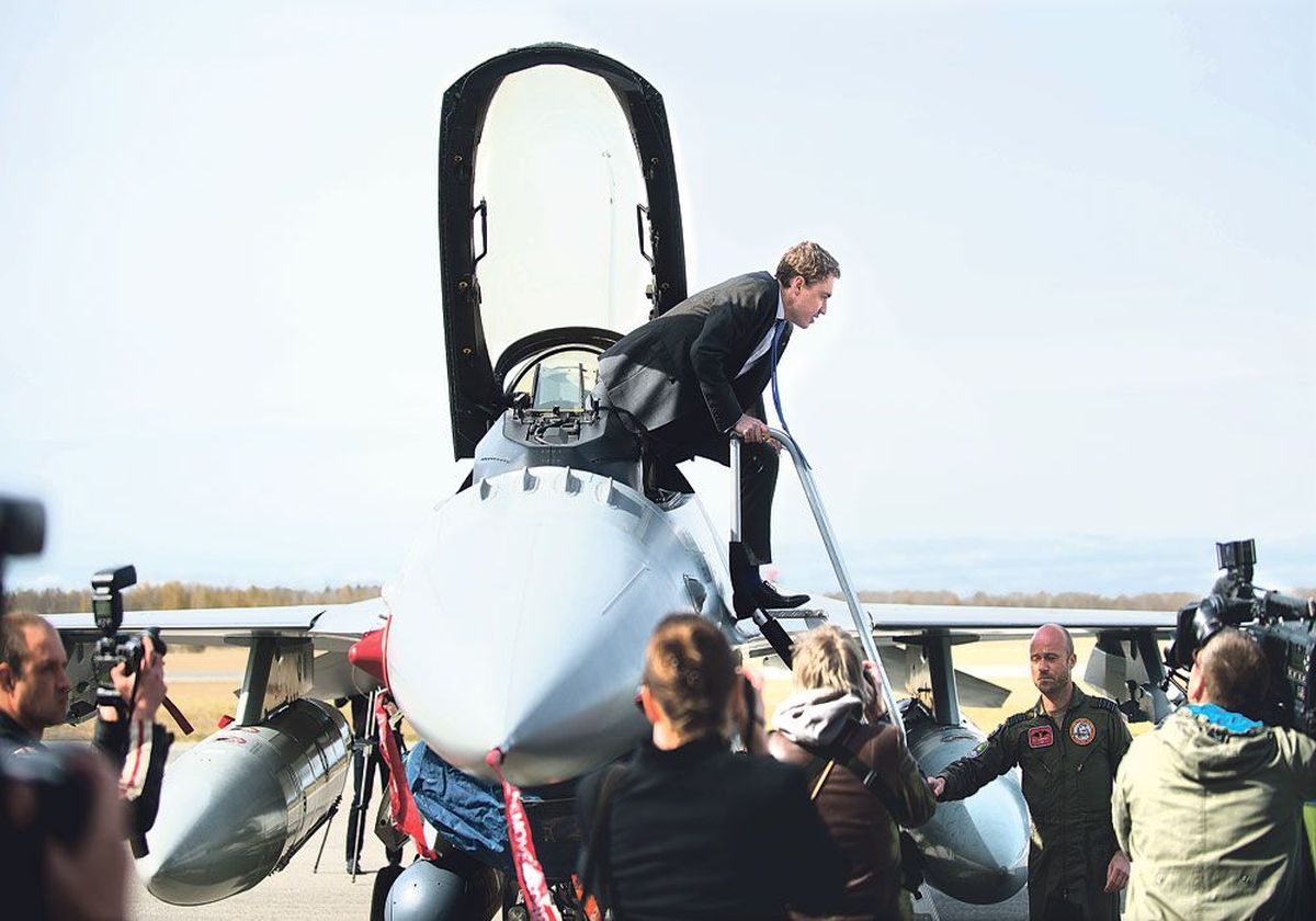 Taavi Rõivas Ämari lennubaasis Taani hävitajaga tutvumas.