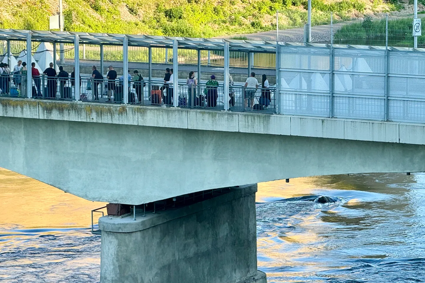 Людская очередь на пограничном мосту.