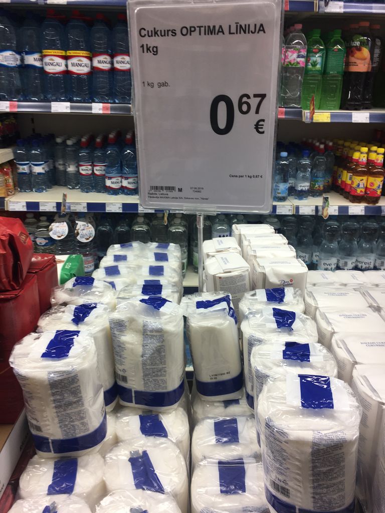 Сахар в Латвии оказался дороже. В Эстонии килограмм стоит на 10 центов меньше.