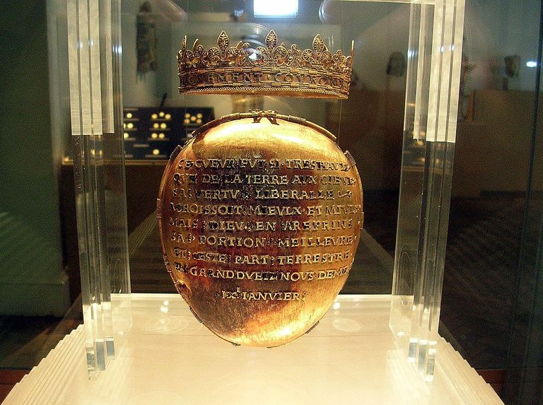 Anne de Bretagne'i süda sisaldav kuldne laegas