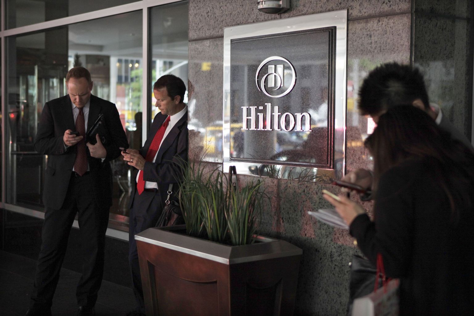 New York Hilton Midtown hotell lõpetab toateeninduse pakkumise.