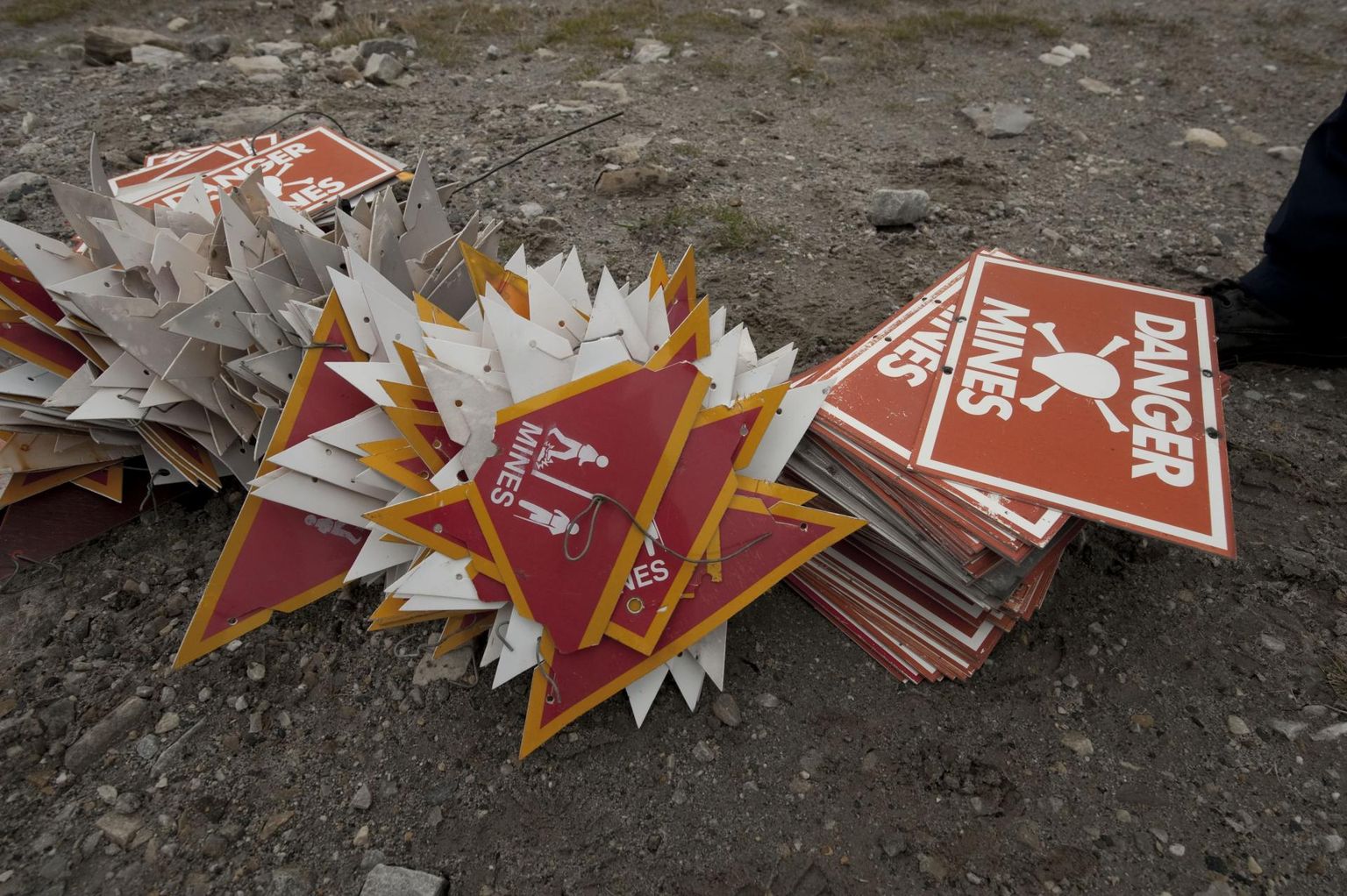Seoses Falklandi saarte puhastamisega maamiinidest sai kokku korjata ka nende eest hoiatavad sildid.
