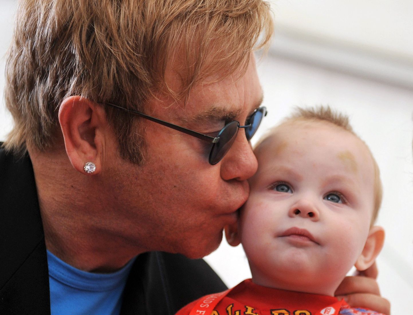 Sir Elton John koos Ukraina poisi Leviga, keda ta soovib  adopteerida