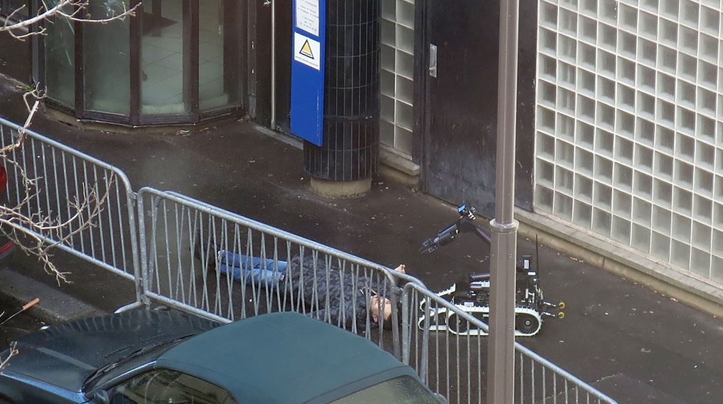 Pommirobot Pariisi politseijaoskonna juures maha lastud mehe juures.