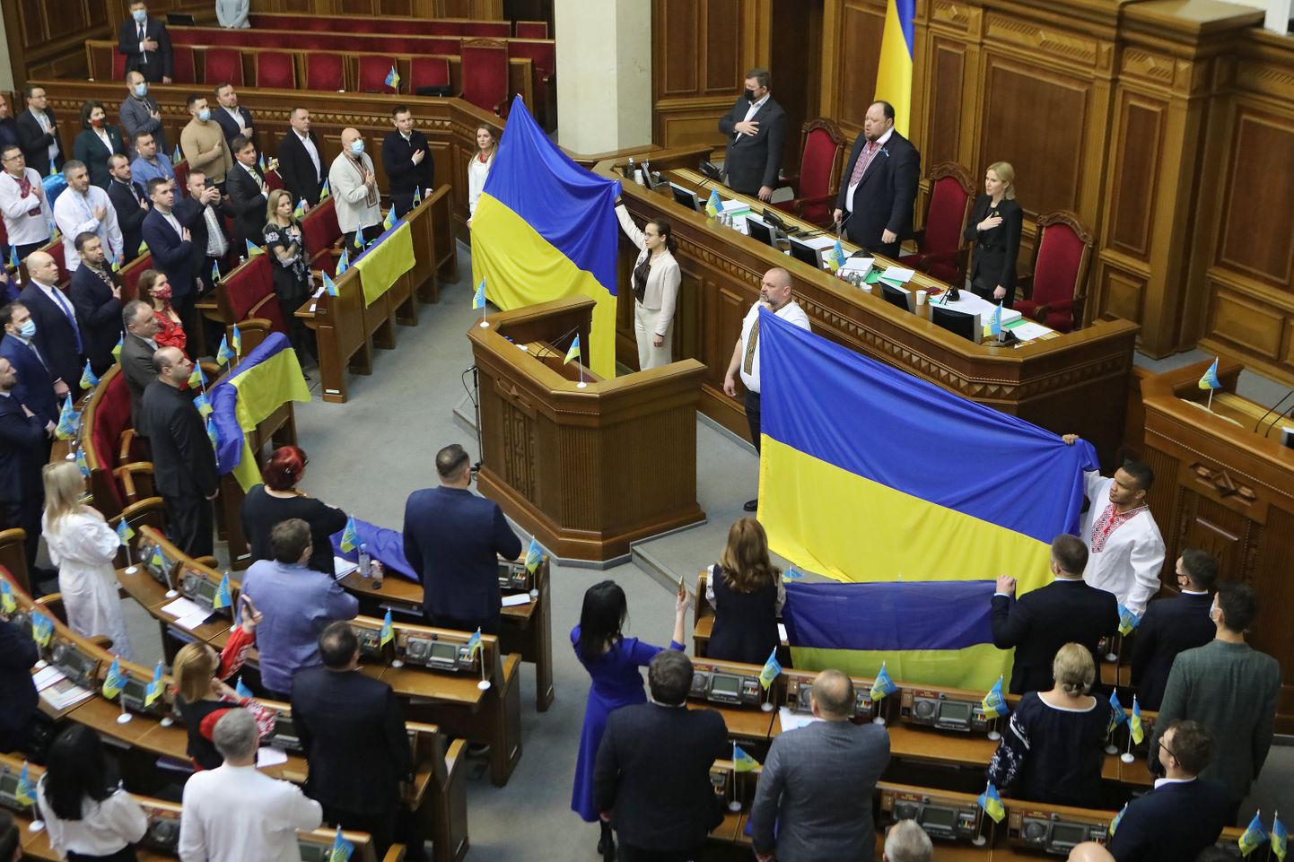 Ukraina Ülemraada sõja eel, 16. veeburaril, tähistamas Ukraina ühtsuspäeva.