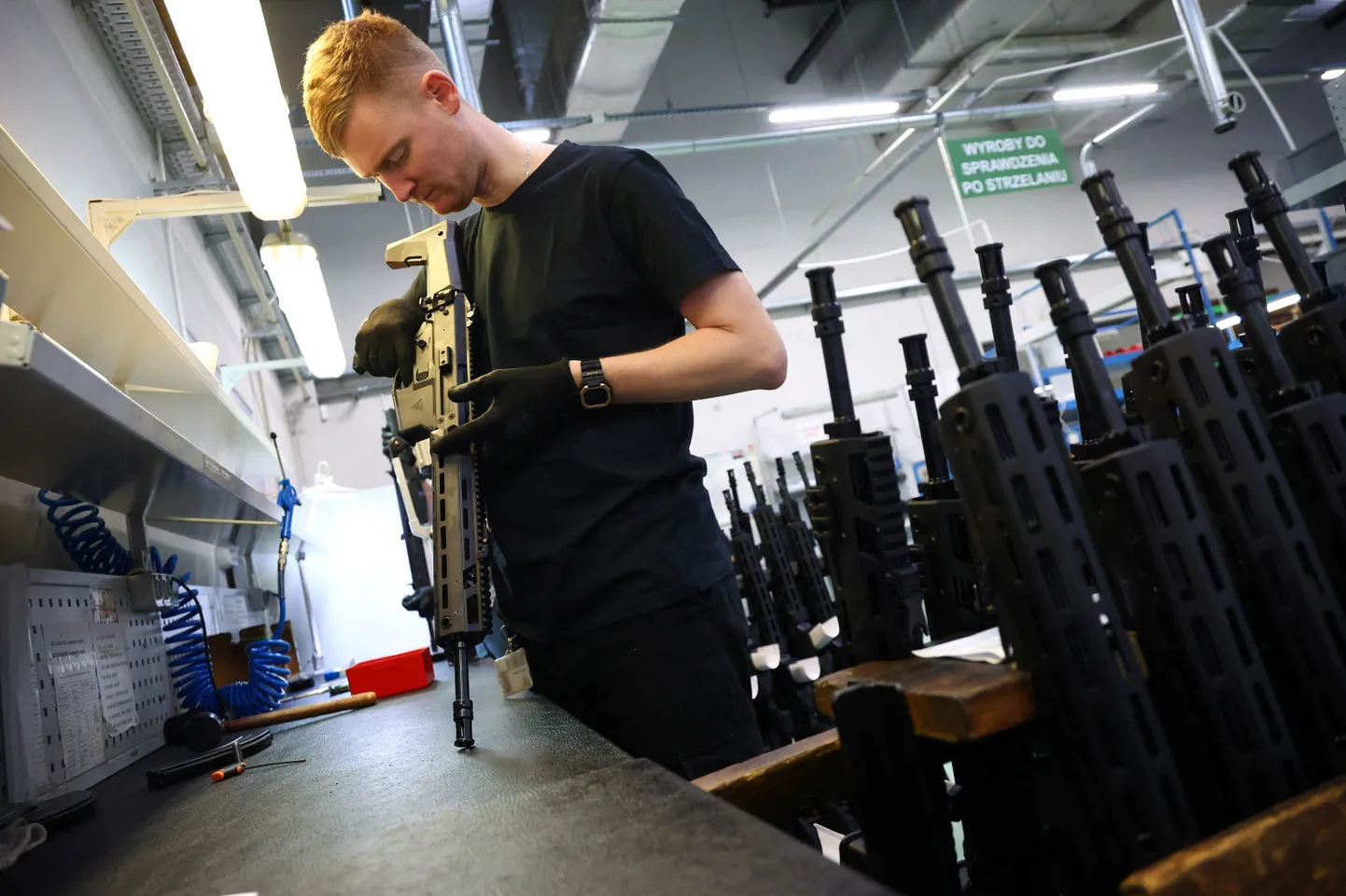 Töötaja kontrollib Poola automaatkäsitulirelva GROT C16 FB-M1 kvaliteeti PGZ relvatehases Radomis.