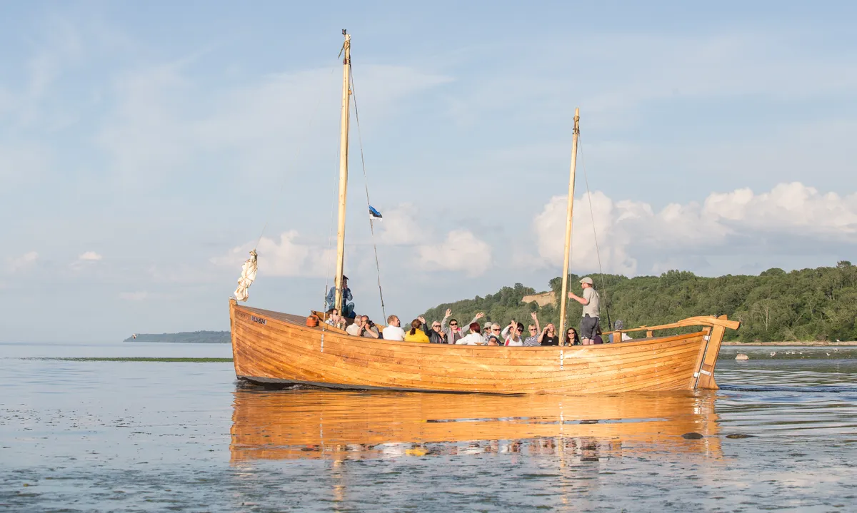 "Tütarsaare Aino" во всей красе выходит из устья реки Пуртсе в море. Кстати, с находящейся там же в центре "Tulivee" смотровой вышки открывается феноменальный вид на острова Тютарсаар.