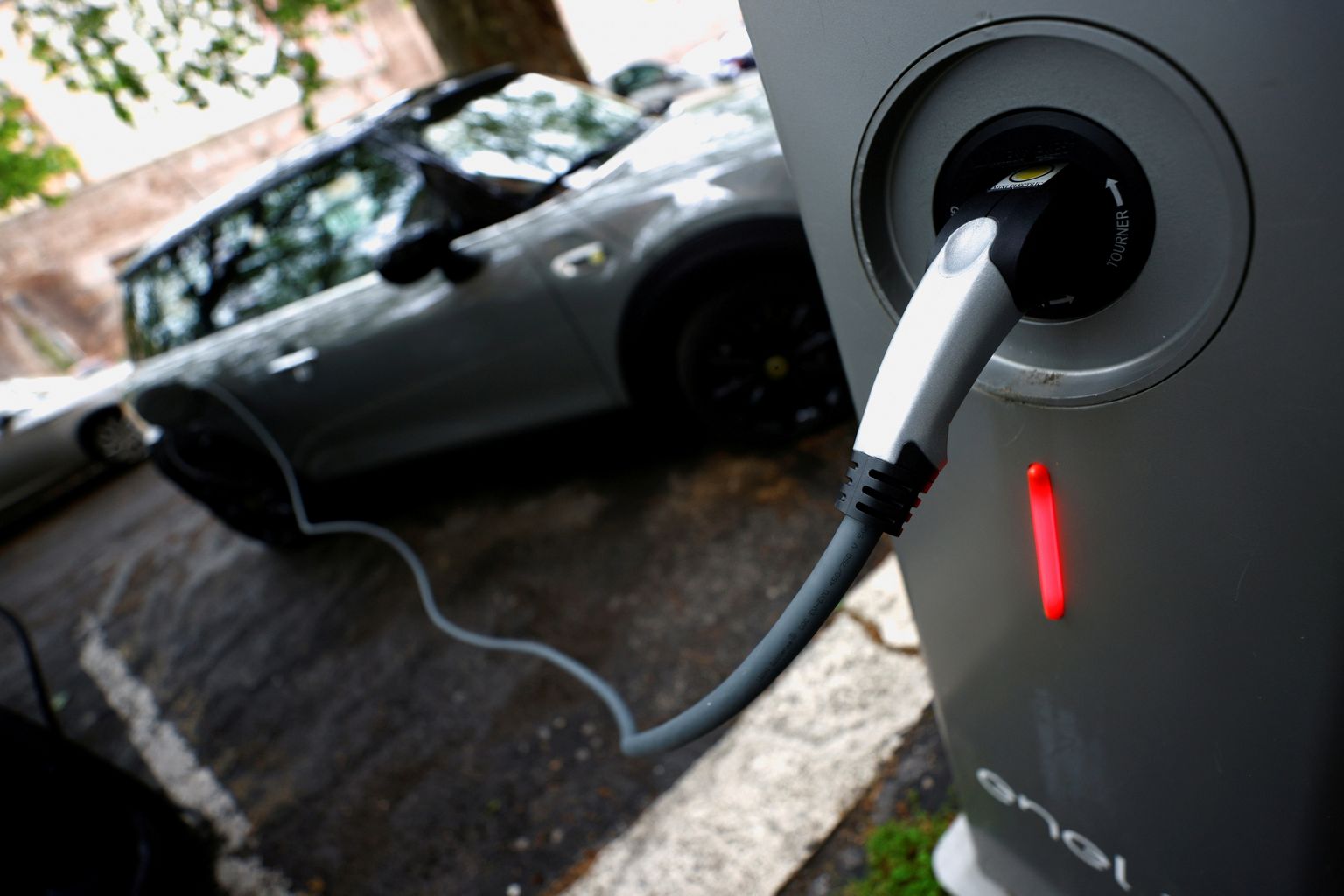 Energiatõhusama auto omanikud võivad oma sõiduki keskkonnasõbralikkusest pimestatuna seda kasutada rohkem, kui nad fossiilkütustel töötavaid autosid kasutaksid.