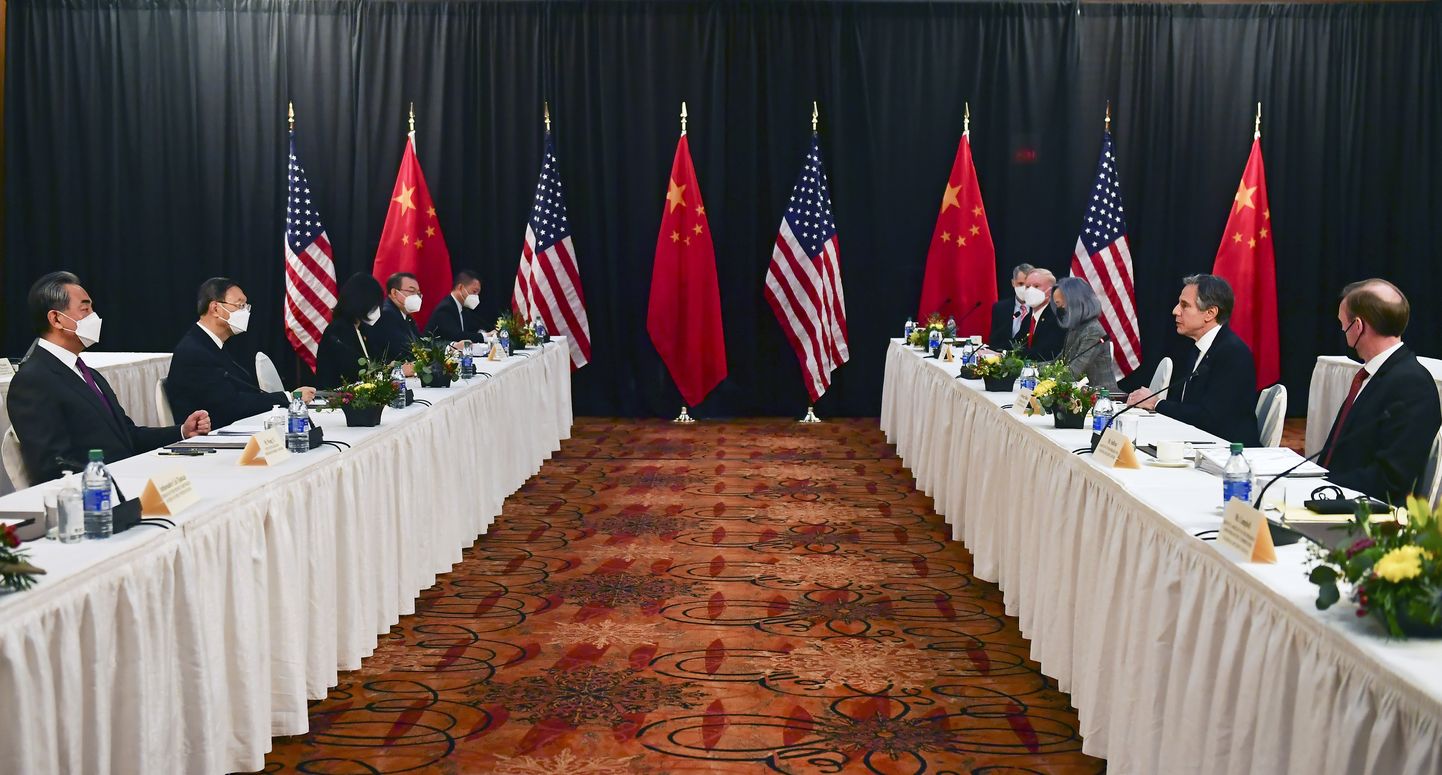 Начало двухдневной встречи американских и китайских высокопоставленных чиновников на Аляске прошло в прохладной остановке, стороны выступили с взаимными обвинениями.
