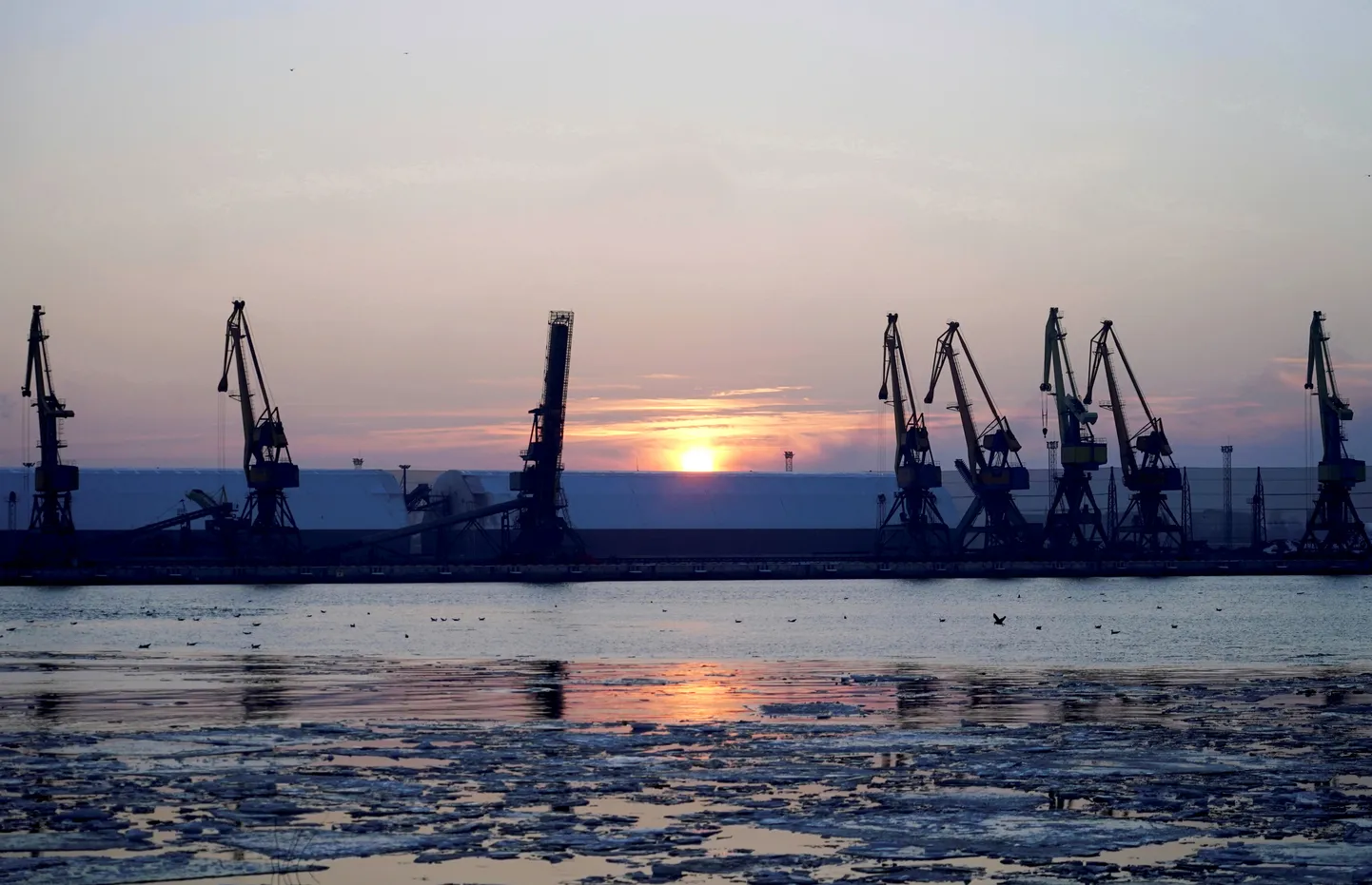 Daugava pie Rīgas brīvostas.