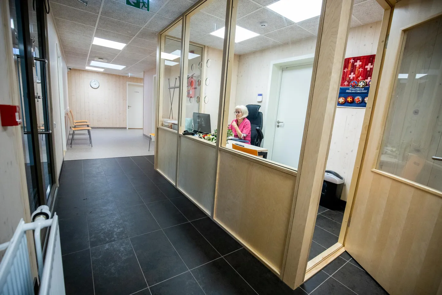 Kadrina tervisekeskuses on töökorraldus samasugune, nagu oli kevadel: patsiendid registreerivad end arsti vastuvõtule, haiged juhuslikult tervisekeskusesse ei satu. Nii käib töö mujalgi.
