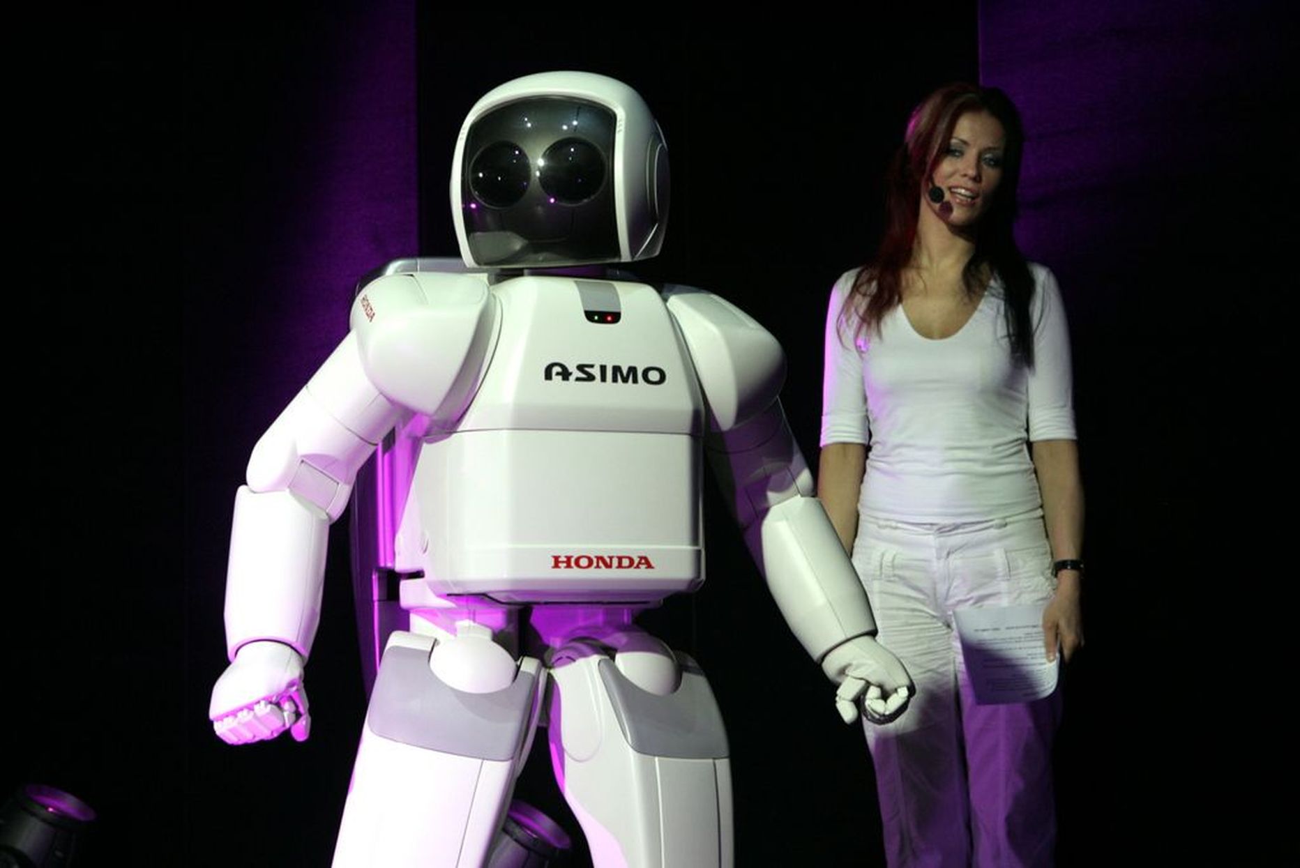 Selliseid trikke nagu robot ASIMO oskab teha, Robotexi võistlusel veel tegema ei pea.