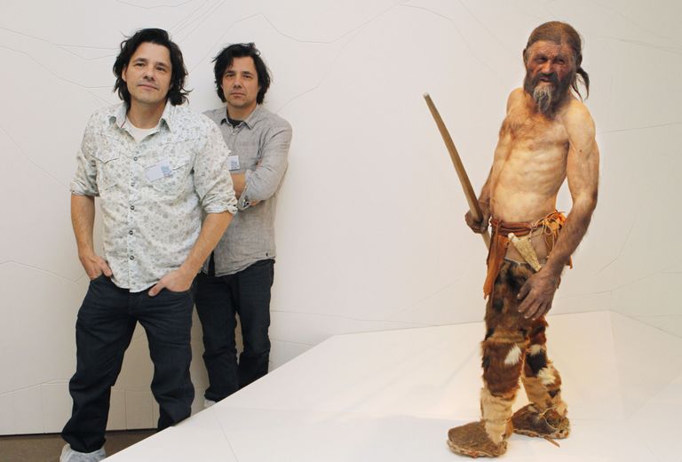 Hollandi kunstnikud Alfons (ees) ja Adrie Kennis tegid Ötzi muumia järgi ta kuju