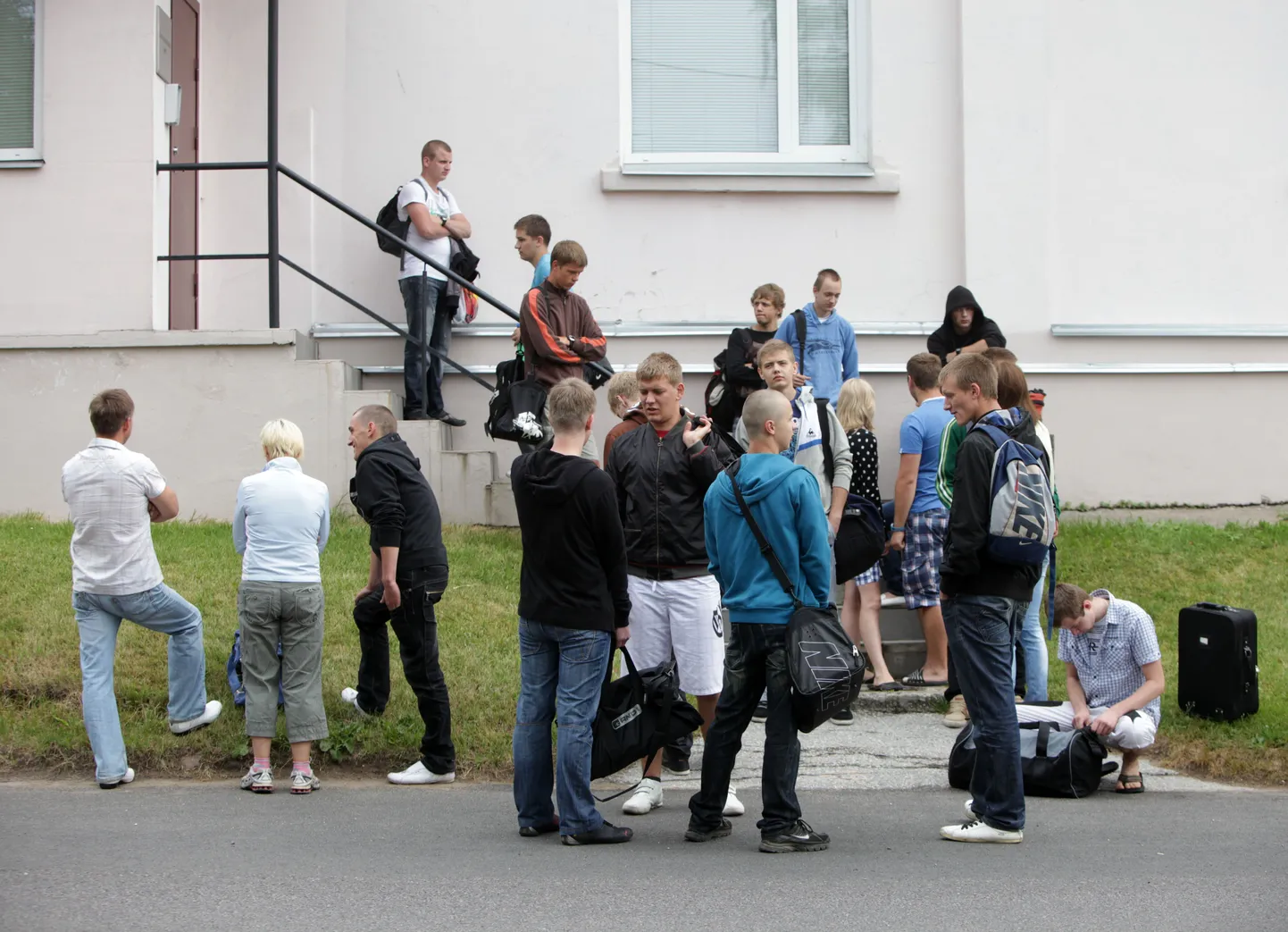 Tartust ajateenistusse minevad noormehed.
